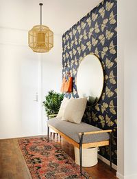 Malerfach­betrieb Günther Dolle aus Gelsenkirchen ist für die Innenraumgestaltung wie Tapezierarbeiten in Wohnräume mit einer Sitzbank im Flur durch